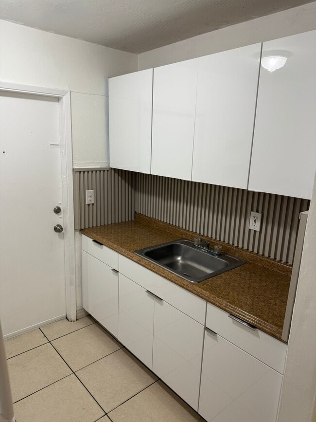 Building Photo - 5501 SW 32nd Ct