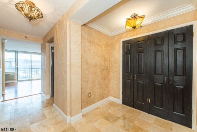 Building Photo - 300 Main St