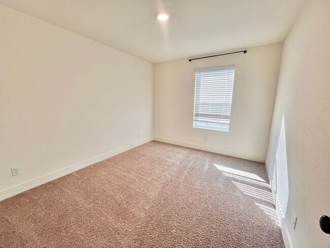 Building Photo - 1602 Dodder Dr