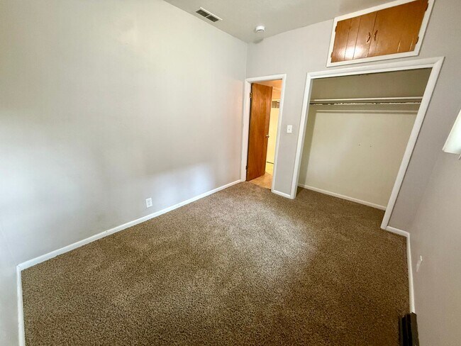 Building Photo - 931 W Oak St