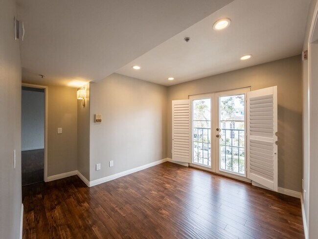 Building Photo - Luxury Living in Toluca Lake!