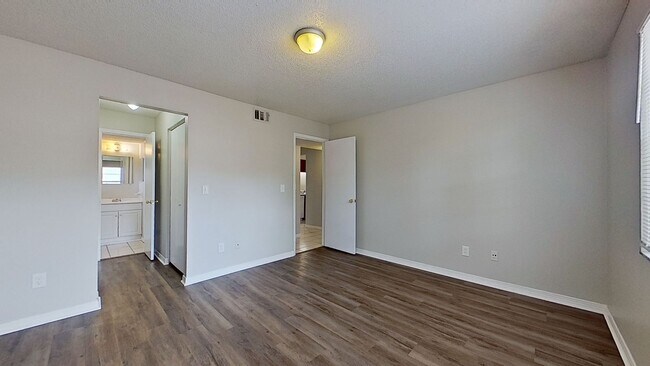 Building Photo - Desirable 2 beds/1.5 bath, first floor uni...