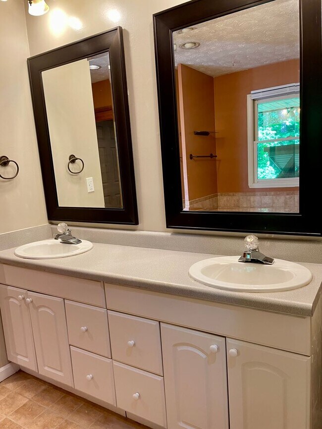 Building Photo - 418 Summit View Rd