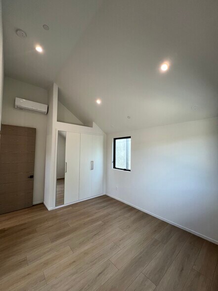 Building Photo - 2610 S Barrington Ave