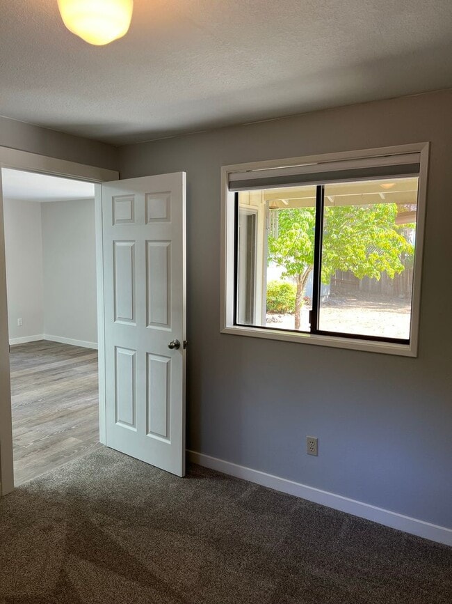Building Photo - Newly Remodeled - Light & Bright  Home in ...