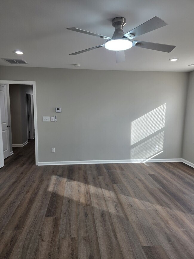 Building Photo - Welcome to your Gem Home!