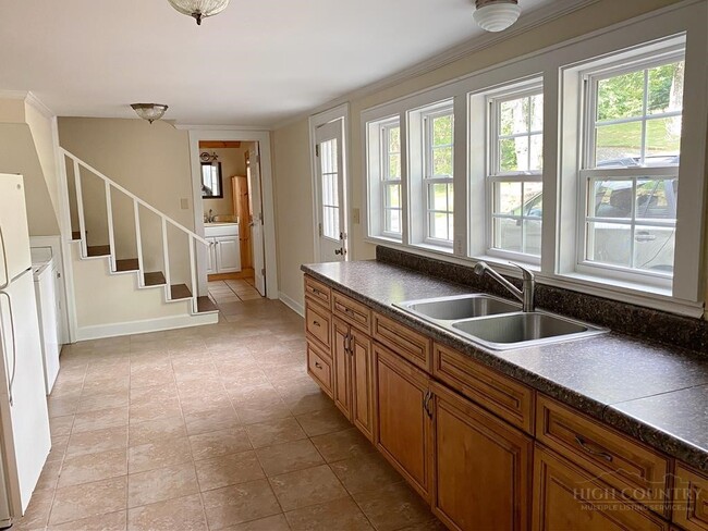 Building Photo - 807 Mt Jefferson Rd