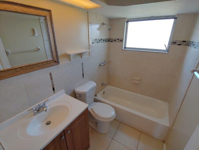 Building Photo - 2/1/1 with BONUS ROOM, 1000 Sq. Ft. with custom tile in bathroom & renovated kitchen!!