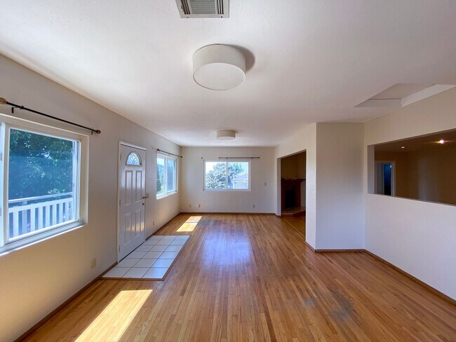 Building Photo - Spacious 3 Bed · 2 Bath Hillside Home — Mo...