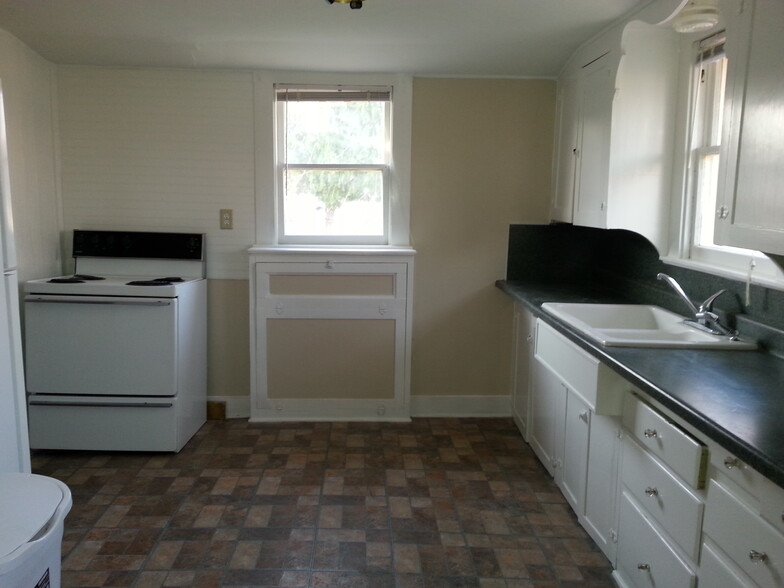 Kitchen - 208 E Twohig Ave