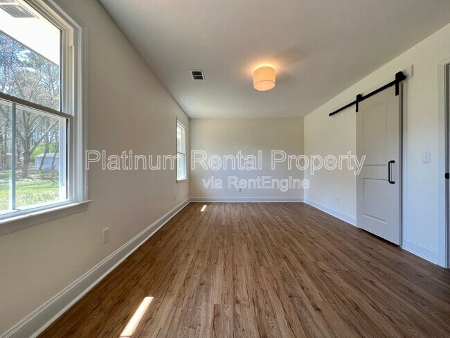 Building Photo - 212 Fernbank St
