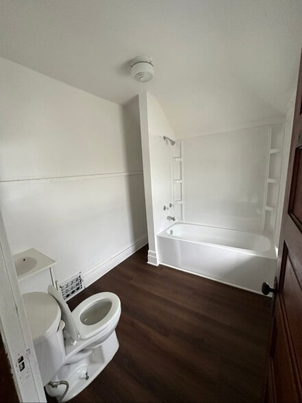 Building Photo - 206 Summit Ave