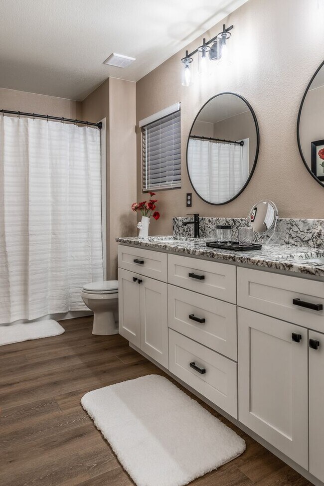 Building Photo - 3 Bed 2 Bath Townhome in Central Loveland