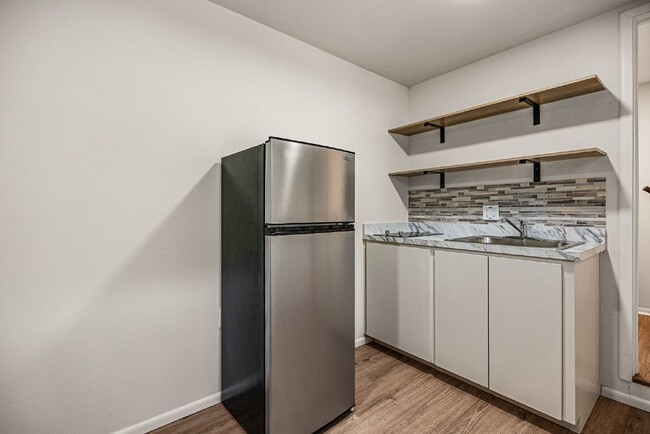 Building Photo - ALL BILLS PAID: Efficiency Studio Apartmen...