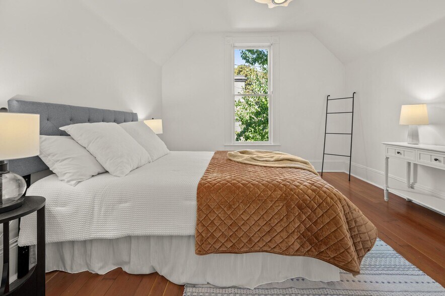 Building Photo - 1720 NW Hoyt St