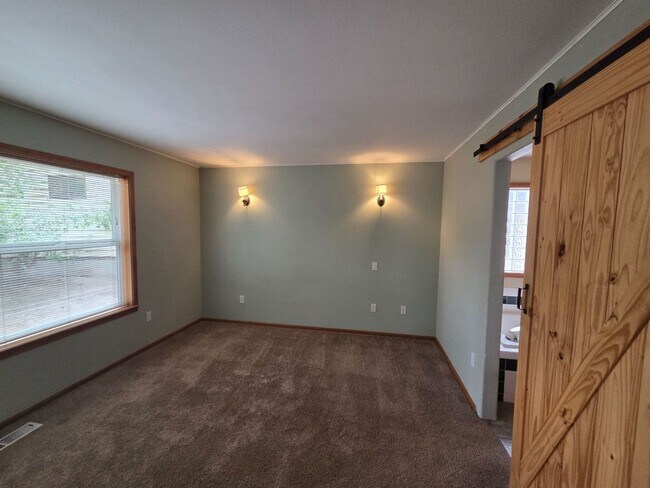 Building Photo - 795 NE Majesty Ln
