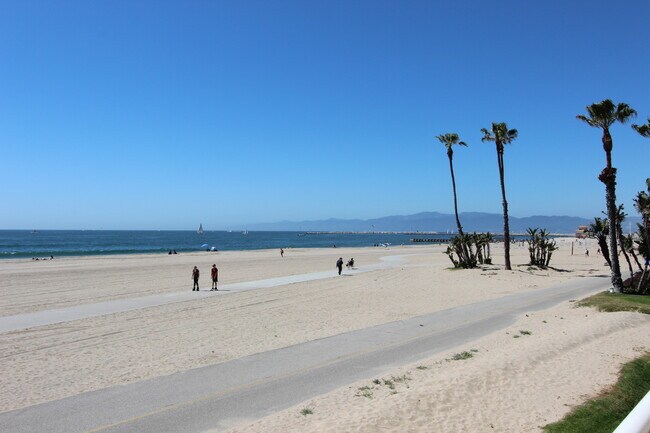 Building Photo - 372 Pershing Dr