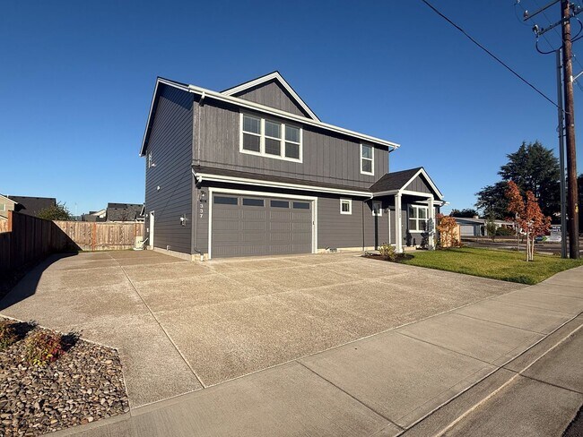 Building Photo - 333-337 SE Fir Villa Rd