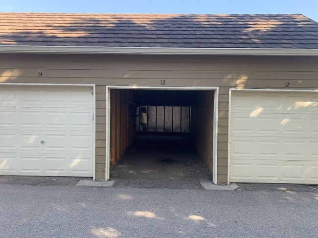 Building Photo - Available September! Newly Updated 2 bed/2 bath Condo