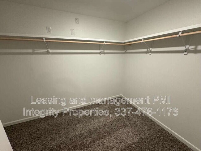 Building Photo - 325 White Pine Dr