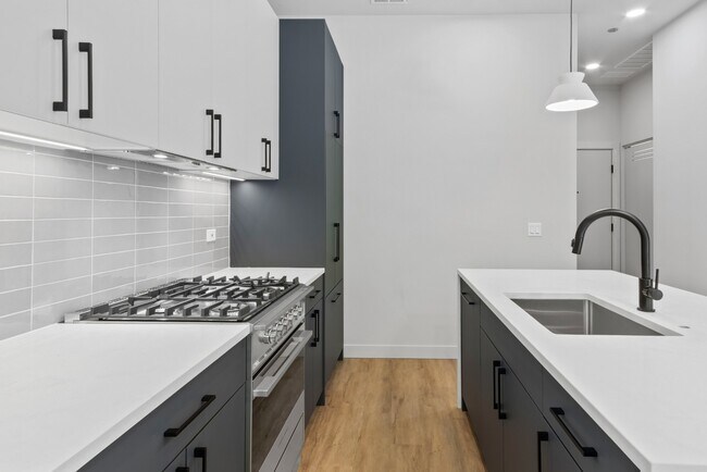 Building Photo - Luxurious West Loop Mid Rise! High End Finishes & Outstanding Amenities! Ready 5/1!