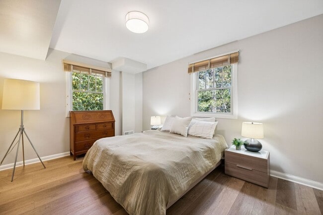 Building Photo - Elegant Chevy Chase Cul-de-Sac Home with Spacious Layout!