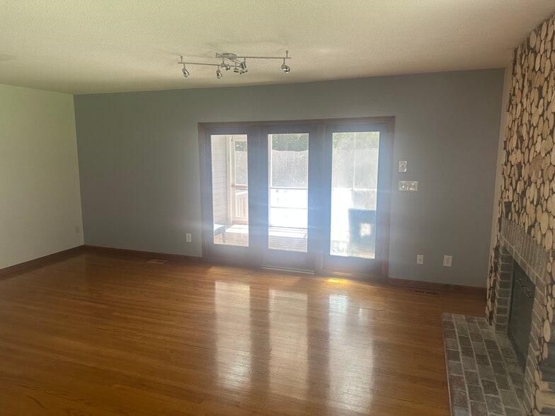 Building Photo - 2839 Sterling Park Dr