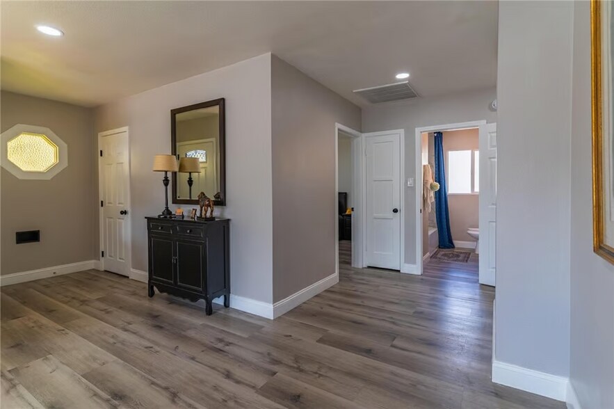 Building Photo - 1649 Crestview Ave