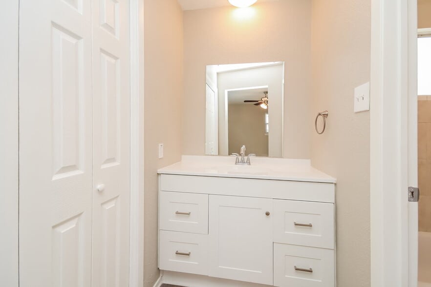 Building Photo - 6027 Leafwood Cir