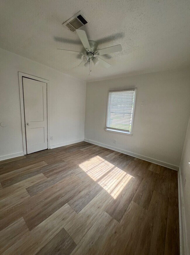 Building Photo - 2023 Delaware St