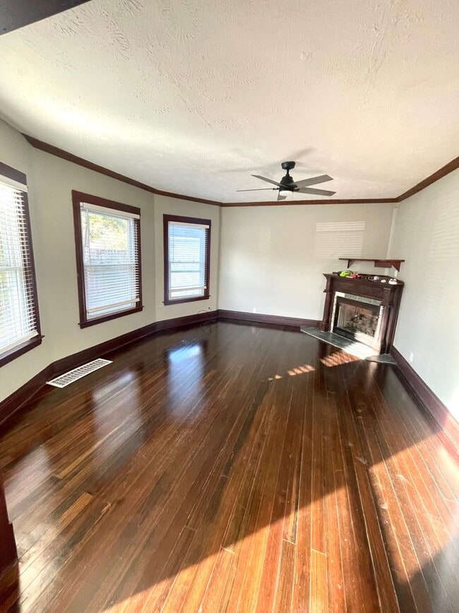 Building Photo - Large historic 6 bedroom 3 bathroom in Blackstone!