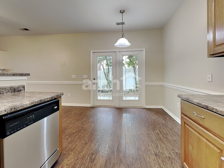 Building Photo - 75 Summer Hill Way