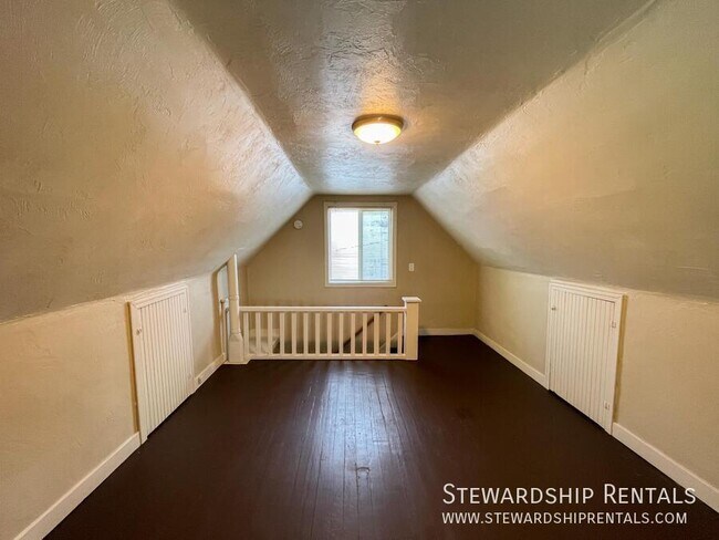 Building Photo - 1376 W 6th Ave