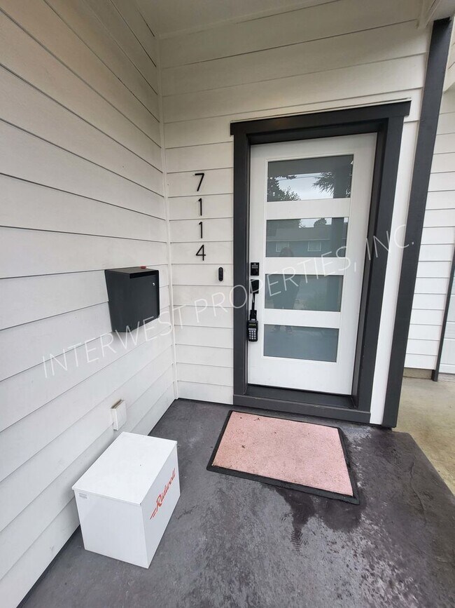 Building Photo - 4 bd 3.5ba dream home in the heart of the Woodlawn District w/Washer/Dryer, Garage & Gas Fireplace!