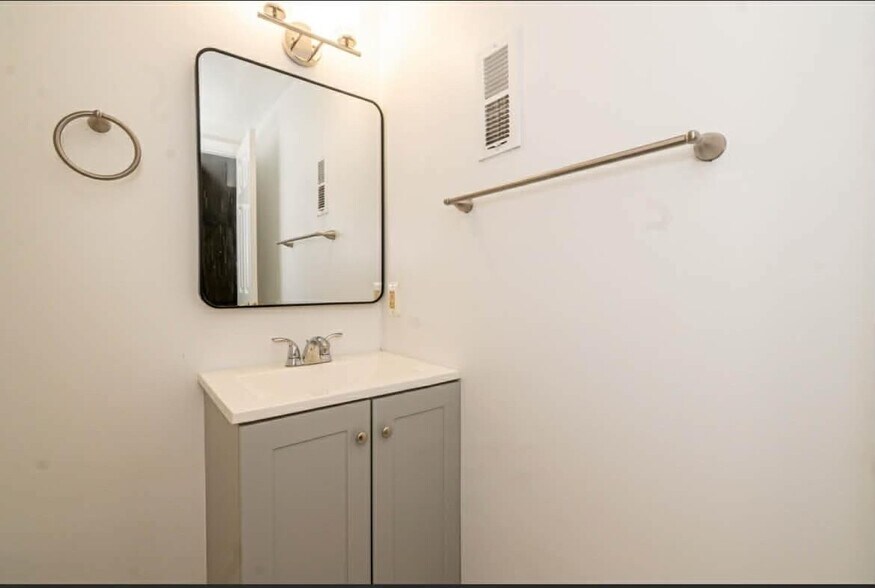 Building Photo - 307 E 25th St