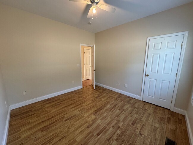 Building Photo - Nice 3/2 House in Silver Creek with bonus rooms- $1,495