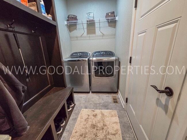 Building Photo - 3 Bed 2 Bath Home in Adel with a 3-Car Garage