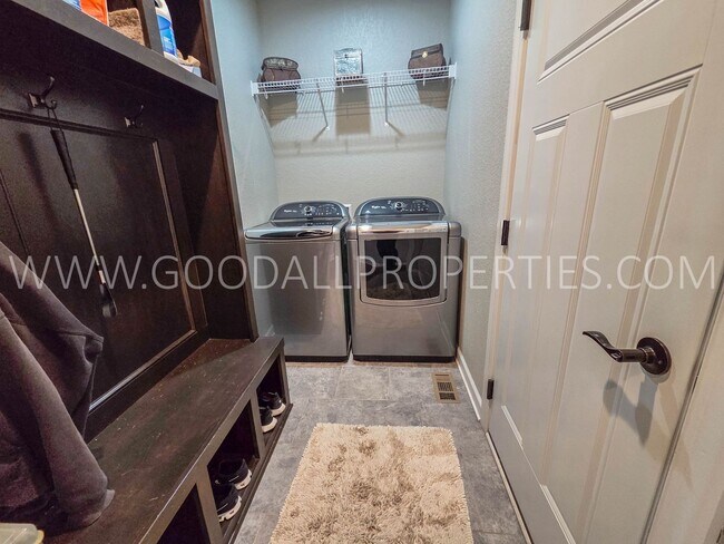 Building Photo - 3 Bed 3 Car Home in Adel with a 3-Car Garage