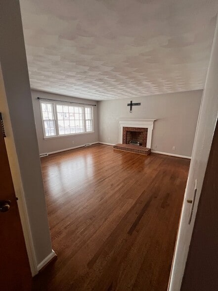 Building Photo - 5680 Meadowcrest St