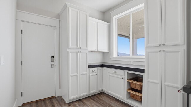 Building Photo - Luxurious Herriman 6 Bed with Indoor Court, Theater & Stunning Views!!!