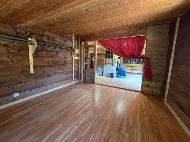 Building Photo - Cabin In the Wood!