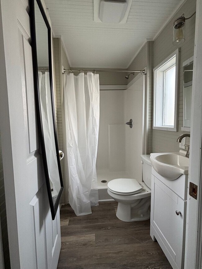 Building Photo - 3 Bedroom 3 Bathroom near downtown Athens - 1 bedroom available