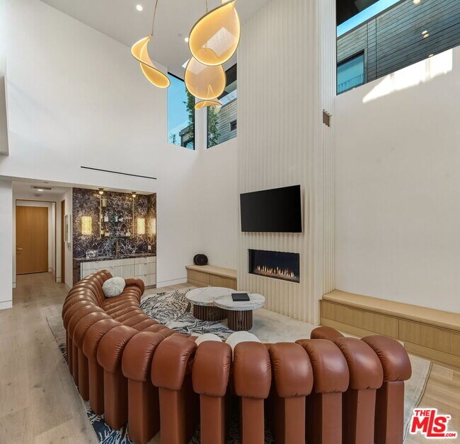 Building Photo - 738 Palms Blvd