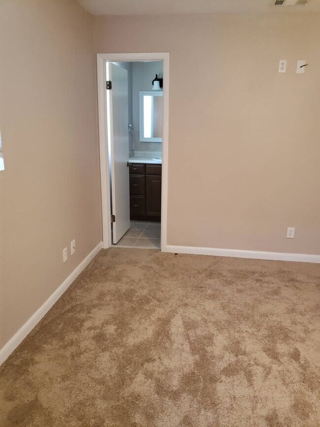 Building Photo - Charming 3Bed/2Bath Brick Home w/Bonus Office Space – Upgraded Comfort Near Martin Lake *1/2 OFF ...