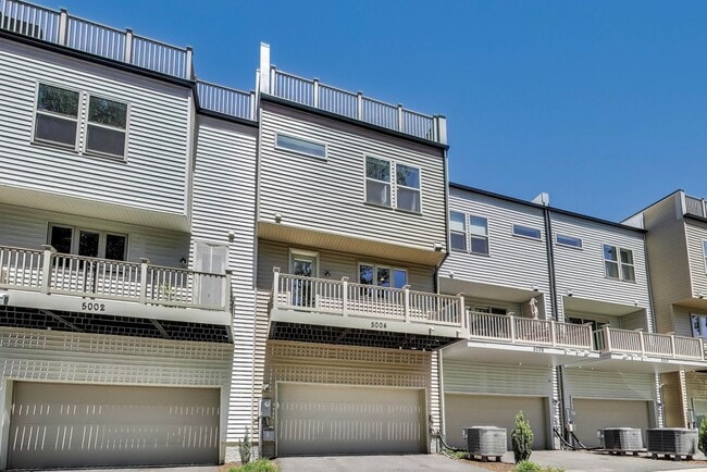 Building Photo - Stunning Contemporary Townhome - 4 Bedroom...