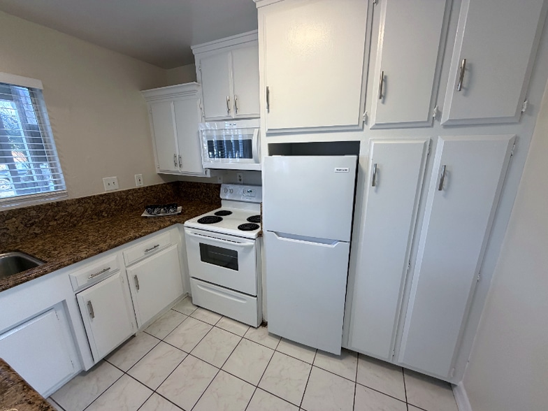 Building Photo - 931 W 19th St