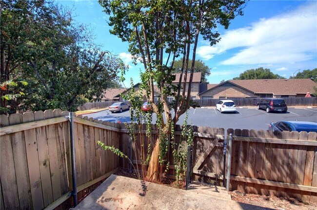 Building Photo - 1015 E Yager Ln
