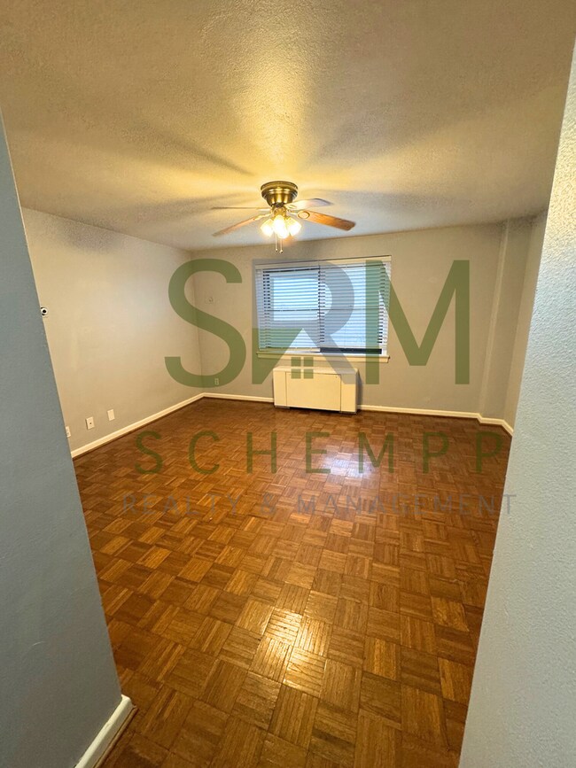 Building Photo - Updated 2BR/2BA on Bardstown Road with all utilities included now available!