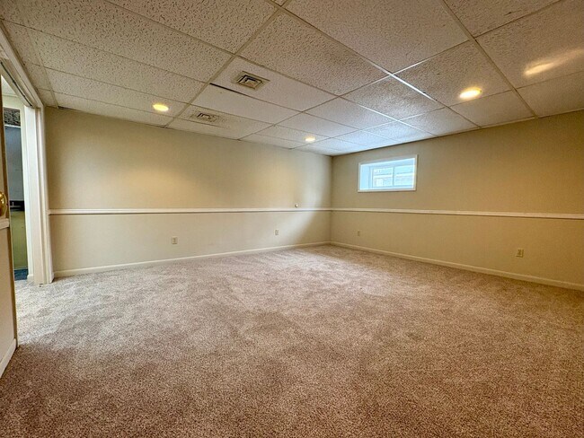 Building Photo - 1325 W Poplar St