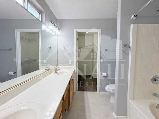 Building Photo - 805 S Esmeralda